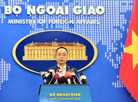 Phản ứng của Việt Nam trước các cuộc tập trận của nhiều nước trên Biển Đông- Ảnh 1. Phó phát ngôn Bộ Ngoại giao Đoàn Khắc Việt trong cuộc họp báo thường kỳ ngày 11-4 - Ảnh: DUY LINH