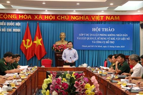 Sử dụng dao gây án nhưng khó xử lý hình sự, đề xuất sửa khái niệm vũ khí- Ảnh 1. Ông Hà Phước Thắng, phó trưởng đoàn chuyên trách Đoàn đại biểu Quốc hội TP.HCM, chủ trì hội thảo - Ảnh: CẨM NƯƠNG