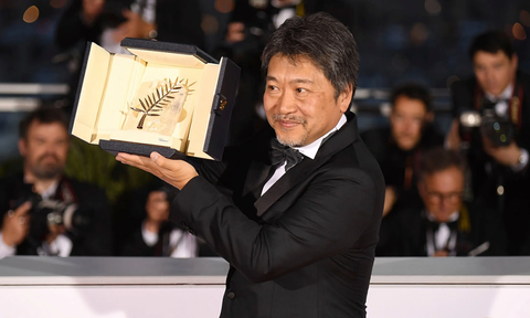 Hirokazu Kore-eda nhận giải Cành Cọ Vàng Liên hoan phim Cannes 2018. Hirokazu Kore-eda nhận giải Cành cọ vàng Liên hoan phim Cannes 2018.