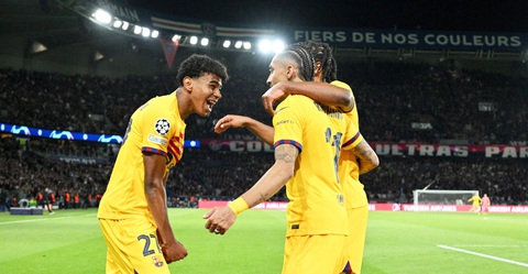 Lamine Yamal lập kỷ lục ở đấu trường Champions League- Ảnh 1. Lamine Yamal (trái) là ngôi sao trẻ của Barcelona - Ảnh: Getty