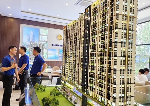 Vay ngân hàng mua nhà: Lãi suất 'thả nổi' thường không tăng giảm quá mức- Ảnh 1. Người trẻ mua nhà, cần cân nhắc thu nhập thực tế để vay - Ảnh: NGỌC HIỂN