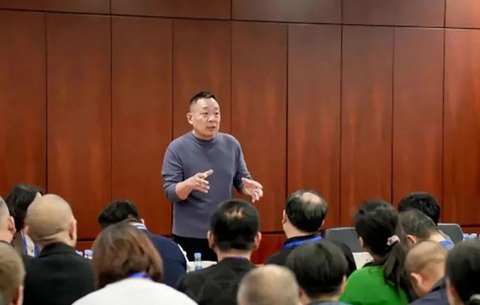 Nhân viên được 'nghỉ phép không vui' mà không ảnh hưởng lương thưởng- Ảnh 1. Ông Yu Donglai muốn nhân viên của mình nghỉ làm nếu họ cảm thấy không vui - Ảnh: weibo