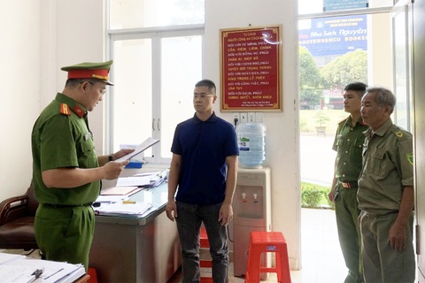 Xây gần 500 căn nhà trái phép ở Đồng Nai: Bắt thêm phó tổng giám đốc Công ty LDG- Ảnh 1. Cơ quan cảnh sát điều tra Công an tỉnh Đồng Nai thi hành quyết định khởi tố bị can, lệnh bắt bị can để tạm giam đối với ông Nguyễn Quốc Vy Liêm liên quan vụ xây dựng gần 500 căn nhà trái phép - Ảnh: Công an cung cấp
