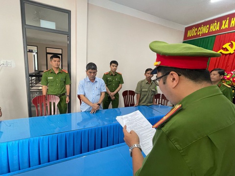 Nhận hối lộ, phó trưởng Ban quản lý Khu kinh tế Dung Quất và các khu công nghiệp Quảng Ngãi bị bắt- Ảnh 1. Ông Nguyễn Phạm Trọng Nghĩa nghe tống đạt quyết định khởi tố bị can và lệnh bắt tạm giam - Ảnh: THÀNH SỰ