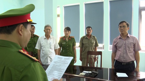 Nhận hối lộ, phó trưởng Ban quản lý Khu kinh tế Dung Quất và các khu công nghiệp Quảng Ngãi bị bắt- Ảnh 2. Bị can Trần Thạch Nam (phải) - Ảnh: THÀNH SỰ