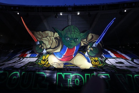 Cổ động viên PSG đã 'Mbappe hóa' nhân vật Yoda trong Star Wars- Ảnh 1. Nhân vật Yoda được các cổ động viên PSG sử dụng trên băng rôn rất giống với siêu sao Mbappe