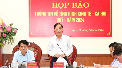 Lãnh đạo tỉnh yêu cầu làm rõ vụ tấm biển ghi Phó chủ tịch UBND tỉnh Thanh Hóa Đầu Thanh Tùng (người đứng) phát biểu tại cuộc họp báo chiều 11-4 - Ảnh: HÀ ĐỒNG