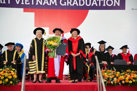 Nhà sáng lập KOTO được RMIT trao bằng tiến sĩ danh dự- Ảnh 1. Nhà sáng lập KOTO, ông Jimmy Phạm được trao bằng tiến sĩ danh dự ngành kinh doanh, Đại học RMIT Việt Nam