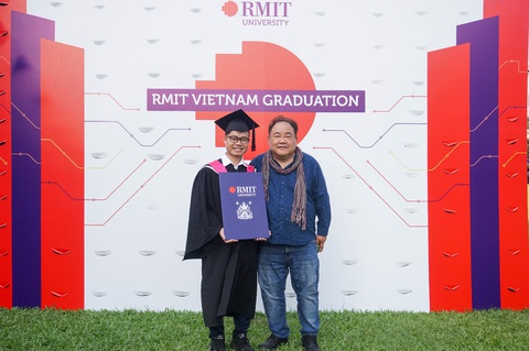 Nhà sáng lập KOTO được RMIT trao bằng tiến sĩ danh dự- Ảnh 2. Ông Jimmy Phạm (phải) và Nguyễn Minh Hiếu (trái) - cựu học viên KOTO và tân khoa RMIT Việt Nam, người từng nhận học bổng Chắp cánh ước mơ của Đại học RMIT Việt Nam để theo học ngành cử nhân truyền thông