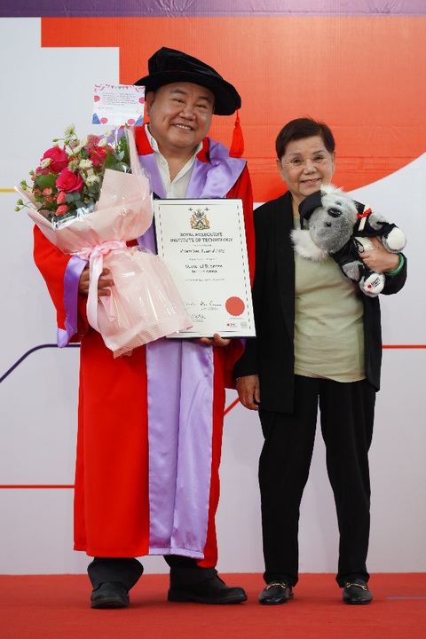 Nhà sáng lập KOTO được RMIT trao bằng tiến sĩ danh dự- Ảnh 3. Ông Jimmy và mẹ, người đã vượt một quãng đường dài từ Sydney (Úc) đến tham dự buổi lễ trao bằng tiến sĩ danh dự
