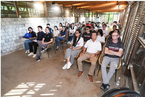 VBA đồng hành cùng Phong Sơn phát triển thể thao cộng đồng- Ảnh 1. Các khách mời tham dự lễ ký kết hợp tác giữa VBA và Thể thao Phong Sơn