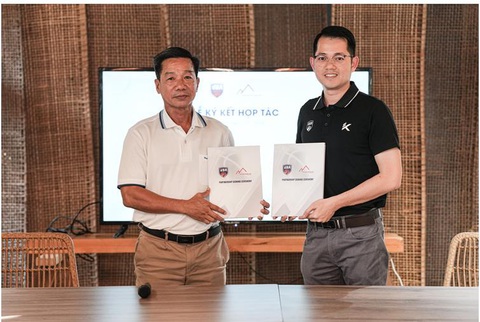 VBA đồng hành cùng Phong Sơn phát triển thể thao cộng đồng- Ảnh 2. Ông Trần Chu Sa - CEO VBA (phải) và ông Phạm Văn Phong - tổng giám đốc Thể thao Phong Sơn hoàn thành lễ ký kết