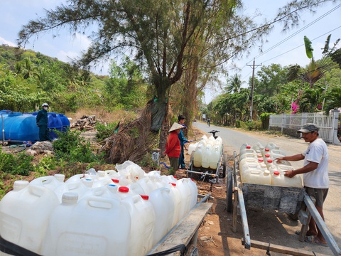 Ưu tiên mọi hoạt động cấp nước sinh hoạt cho vùng hạn mặn- Ảnh 1. Người dân phường Mỹ Đức, TP Hà Tiên, tỉnh Kiên Giang phải dùng can nhựa lấy nước nhiều ngày qua - Ảnh: BỬU ĐẤU