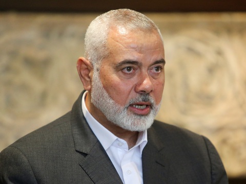 Khoảnh khắc thủ lĩnh Hamas hay tin 3 con trai, 4 cháu chết do Israel không kích- Ảnh 1. Thủ lĩnh Hamas Ismail Haniyeh - Ảnh: REUTERS