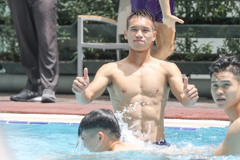 U23 Việt Nam thư giãn tại bể bơi- Ảnh 5. Trung vệ 19 tuổi Nguyễn Mạnh Hưng là cầu thủ trẻ nhất đội hình U23 Việt Nam dự vòng chung kết U23 châu Á 2024 - Ảnh: VFF