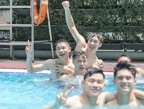 U23 Việt Nam thư giãn tại bể bơi- Ảnh 3. Tinh thần của toàn đội nhanh chóng trở lại trạng thái vui tươi - Ảnh: VFF