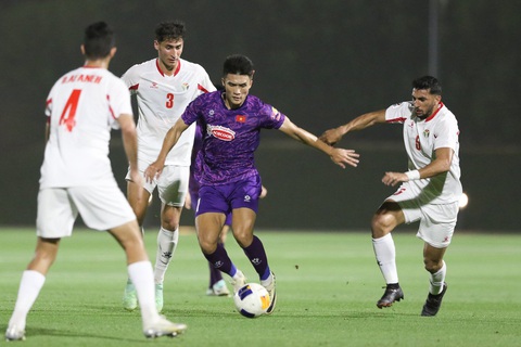Tiền đạo Võ Nguyên Hoàng trong vòng vây U23 Jordan - Ảnh: VFF Tiền đạo Võ Nguyên Hoàng trong vòng vây U23 Jordan - Ảnh: VFF
