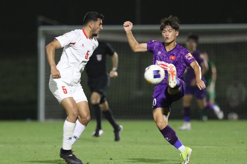 U23 Việt Nam thua U23 Jordan 3-4 trong loạt sút luân lưu 11m- Ảnh 8. Tiền đạo Nguyễn Quốc Việt trong một tình huống tạo đột biến tốt bên cánh trái - Ảnh: VFF