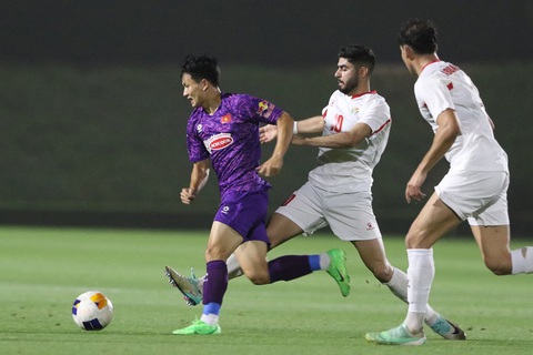 U23 Việt Nam thua U23 Jordan 3-4 trong loạt sút luân lưu 11m- Ảnh 6. U23 Jordan có thể hình vượt trội, nhưng U23 Việt Nam vẫn thực hiện khá tốt những tình huống chuyển trạng thái từ phòng ngự sang tấn công nhanh - Ảnh: VFF