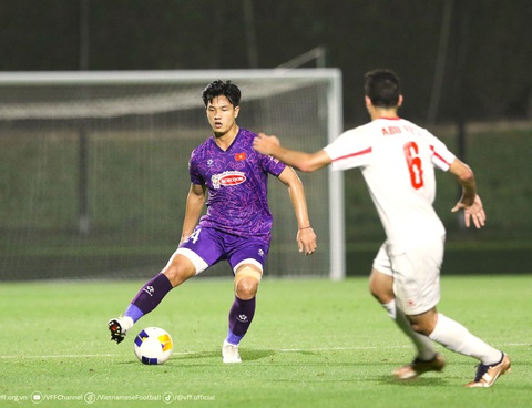 Vòng chung kết U23 châu Á 2024: U23 Việt Nam nhiều cơ hội vào tứ kết- Ảnh 2. U23 Việt Nam (áo tím) trong trận giao hữu thua U23 Jordan 3-4 tối 10-4 - Ảnh: VFF