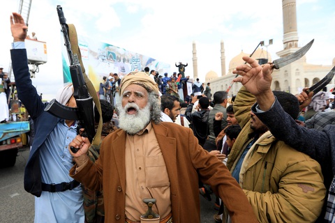 Người ủng hộ Houthi tụ tập ở thủ đô Sanaa của Yemen vào lễ kỷ niệm Ngày Quds, ngày 5-4 - Ảnh: AFP Người ủng hộ Houthi tụ tập ở thủ đô Sanaa của Yemen vào lễ kỷ niệm Ngày Quds, ngày 5-4 - Ảnh: AFP