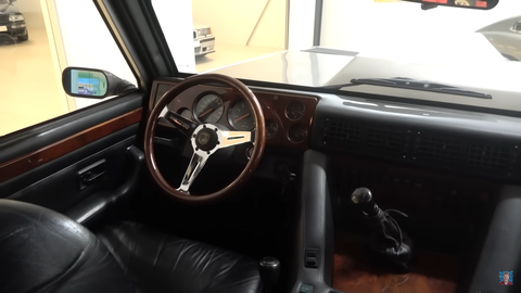 Siêu xe Lamborghini của Sultan Brunei cần thay lốp, cả thế giới chỉ còn 1 bộ, giá gần 1,4 tỉ đồng- Ảnh 3. Vô lăng và đồng hồ cổ điển đặt cạnh cụm điều khiển trung tâm siêu rộng - Ảnh cắt từ video, nguồn: Shmee150