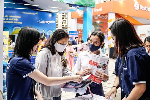 Du khách tìm hiểu các tour quốc tế tại Hội chợ du lịch quốc tế VITM 2024 - Ảnh: NGUYỄN HIỀN Du khách tìm hiểu các tour quốc tế tại Hội chợ du lịch quốc tế VITM 2024 - Ảnh: NGUYỄN HIỀN