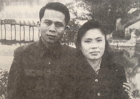 Vợ chồng thiếu tướng Hoàng Đan khi còn trẻ Vợ chồng thiếu tướng Hoàng Đan khi còn trẻ