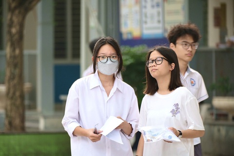 Tuyển sinh lớp 10 ở Hà Nội: Chọn thi môn ngoại ngữ thế nào?- Ảnh 1. Học sinh dự tuyển vào lớp 10 năm học 2023-2024 tại Hà Nội - Ảnh: NGUYÊN BẢO