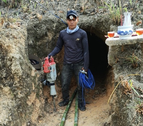 Một trong những người tham gia và đường hầm của 