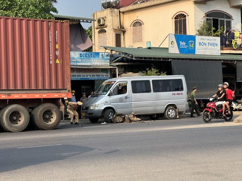 Người đi xe máy chết sau va chạm với xe container trên quốc lộ 1- Ảnh 1. Hiện trường vụ tai nạn - Ảnh: D.H.