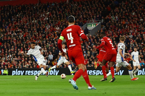 Liverpool thua sốc Atalanta ở Europa League- Ảnh 2. Scamacca dứt điểm ghi bàn đầu tiên - Ảnh: REUTERS