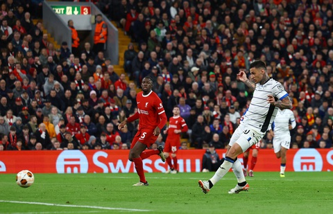 Liverpool thua sốc Atalanta ở Europa League- Ảnh 3. Scamacca hoàn toàn không bị ai theo kèm khi ghi bàn thứ 2 - Ảnh: REUTERS