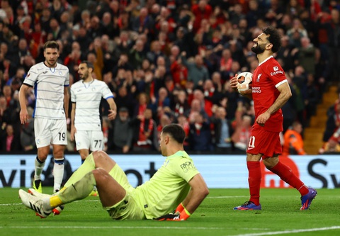 Liverpool thua sốc Atalanta ở Europa League- Ảnh 5. Salah (bìa phải) tiếc nuối sau khi bị thổi việt vị - Ảnh: REUTERS