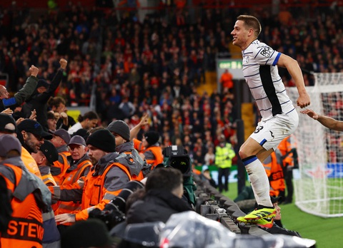 Liverpool thua sốc Atalanta ở Europa League- Ảnh 4. Pasalic ăn mừng sau bàn thắng thứ 3 - Ảnh: REUTERS