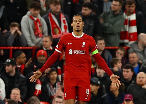 Liverpool thua sốc Atalanta ở Europa League- Ảnh 1. Van Dijk không đủ sức gánh vác hàng phòng ngự chơi tệ hại của Liverpool - Ảnh: REUTERS