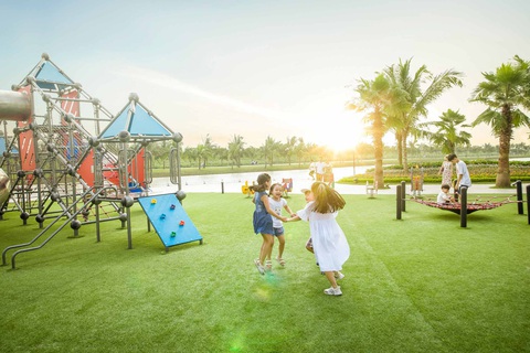 Thế hệ cư dân mới tại thành phố Đảo Hoàng Gia- Ảnh 3. Cảnh quan và đại tiện ích đậm chất biển tại Vinhomes Royal Island kiến tạo môi trường sống lý tưởng cho trẻ nhỏ - Ảnh: Đ.H.