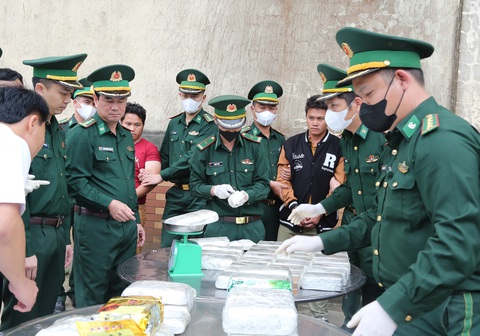 Bắt hai nghi phạm người Lào vận chuyển số lượng ma túy 'khủng' vào Việt Nam- Ảnh 1. Lực lượng biên phòng kiểm tra số ma túy do hai nghi phạm vận chuyển từ Lào về Việt Nam - Ảnh: H.A.
