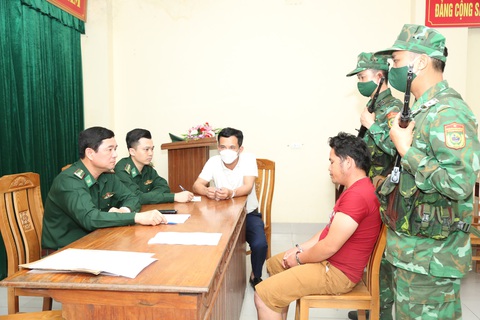 Bắt hai nghi phạm người Lào vận chuyển số lượng ma túy 'khủng' vào Việt Nam- Ảnh 2. Nghi phạm (áo đỏ) tại buổi thẩm vấn lấy lời khai - Ảnh: H.A.