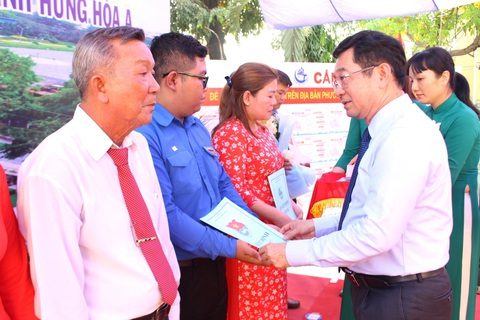Phường đông dân nhất TP.HCM tăng gấp đôi khu phố sau sắp xếp- Ảnh 2. Chủ nhiệm Ủy ban Kiểm tra Thành ủy TP.HCM Dương Ngọc Hải trao các quyết định nhân sự cho ban điều hành khu phố mới - Ảnh: L. T.