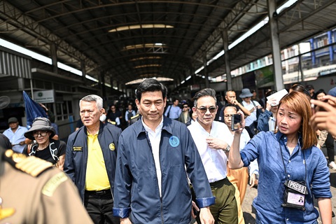 Ngoại trưởng Thái Lan Parnpree Bahiddha-Nukara đến thăm biên giới với Myanmar ở Mae Sot ngày 12-4 - Ảnh: AFP Ngoại trưởng Thái Lan Parnpree Bahiddha-Nukara đến điểm kiểm soát biên giới trên cầu hữu nghị Thái Lan - Myanmar ở khu vực biên giới Mae Sot ngày 12-4 - Ảnh: AFP