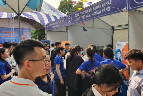 Đà Nẵng hỗ trợ việc làm cho người xuất ngũ- Ảnh 2. Nhiều người xuất ngũ, thanh niên, lao động tự do đến với ngày hội để tìm cơ hội việc làm ổn định - Ảnh: V.T.