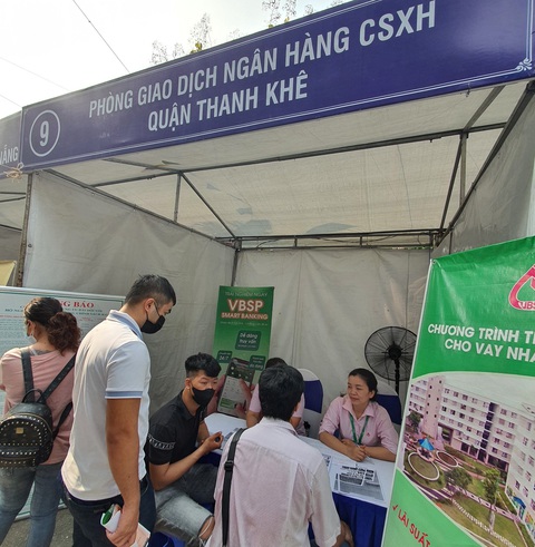 Đà Nẵng hỗ trợ việc làm cho người xuất ngũ- Ảnh 3. Người xuất ngũ, lao động tìm hiểu các chính sách hỗ trợ đào tạo nghề, vay vốn của thành phố - Ảnh: V.T.
