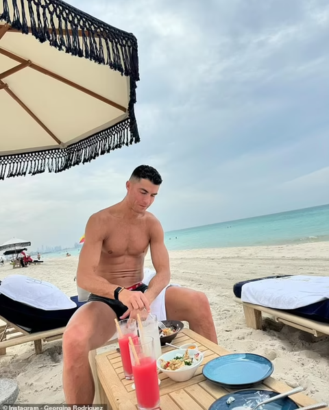 Cristiano Ronaldo 'chạy trốn' tìm phút bình yên- Ảnh 1. Cristiano Ronaldo ngồi ăn thư giãn trên bãi biển - Ảnh: Instagram