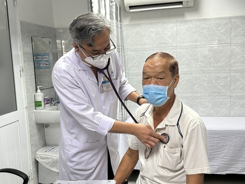 Tránh nóng, bật máy lạnh chênh lệch hơn 10 độ C với bên ngoài, dễ bệnh như chơi- Ảnh 1. Dùng máy lạnh, quạt điều hòa sai cách khiến người già và trẻ em dễ mắc bệnh lý về đường hô hấp - Ảnh: THU HIẾN