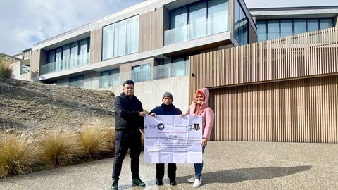 Đại gia sa chân chốn lao tù - Kỳ 7: Indonesia thu hồi tài sản tham nhũng thế nào?- Ảnh 2. Đội thu hồi tài sản Indonesia thu hồi biệt thự của Benny Tjokro ở New Zealand ngày 26-1-2024 - Ảnh: Văn phòng tổng chưởng lý