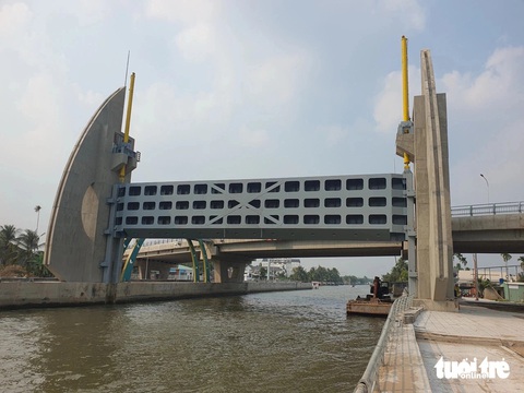Vì sao chưa vận hành cống âu thuyền Vàm Bà Lịch để ngăn mặn?- Ảnh 1. Vận hành cống âu thuyền vàm Bà Lịch sẽ kiểm soát ngăn mặn - Ảnh: MINH KHANG