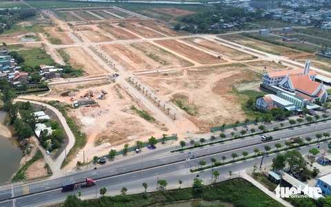 Quảng Nam gỡ khó cho doanh nghiệp, không hợp thức hóa các sai phạm- Ảnh 4. Một dự án khu đô thị đang thi công ở TP Tam Kỳ - Ảnh: LÊ TRUNG
