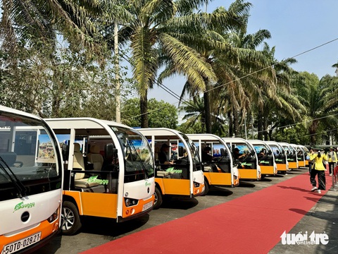 Tài xế mặc áo bà ba, lái xe điện chở khách dạo trung tâm TP.HCM- Ảnh 1. 70 xe điện bốn bánh đầu tiên được đưa vào hoạt động phục vụ khách tham quan - Ảnh: THU DUNG