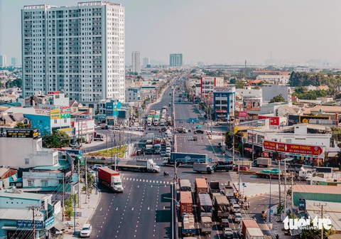 'Độc lạ Bình Dương' không phải cao tốc nhưng đường có 10 làn xe nối với TP.HCM- Ảnh 1. Ngã sáu An Phú (Thuận An, tỉnh Bình Dương) là điểm nóng về giao thông khi có 2 giao lộ cách nhau chỉ vài chục mét, có lượng lớn xe qua lại mỗi ngày. Hiện nay, đường DT743 qua đây đã được nâng cấp lên 10 làn xe - Ảnh: CHÂU TUẤN